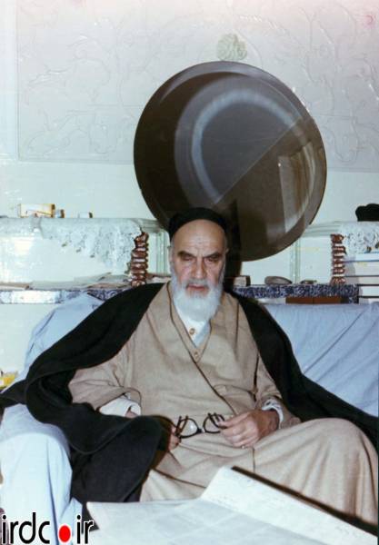امام خمینی(ره) در حال مطالعه روزنامه
