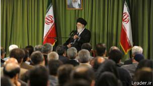آیت‌الله خامنه‌ای: مذاکرات هسته‌ای باید ادامه یابد
