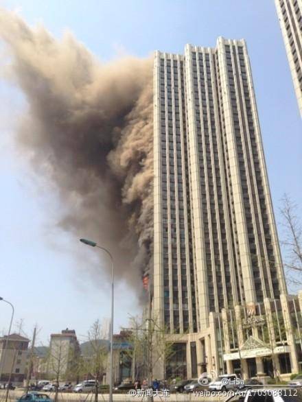 آتش‌سوزی یک برج مسکونی درچین/تصاویر