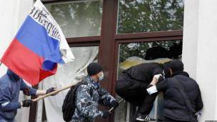 یورش هواداران روسیه به ساختمان های دولتی شهر لوهانسک در اوکراین