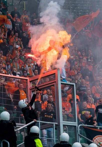 آتش زدن یک تماشاگر فوتبال!/عکس