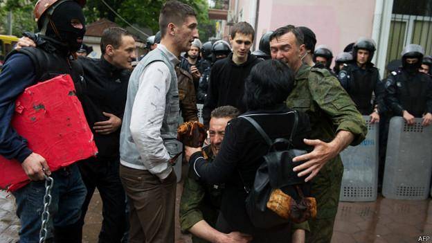 آزادی صدها بازداشتی‌ پس از هجوم به مقر پلیس اودسا در شرق اوکراینبحران اوکراین: پیشروی ارتش و ادامه ناآرامی در مناطق شرقی <dc:title />          