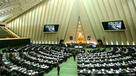۴۲ نماینده مجلس ایران دولت را به تهدید امنیت ملی متهم کردند