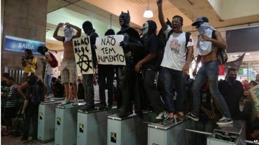اعتصاب کارکنان مترو سائو پائولو به خشونت کشیده شد