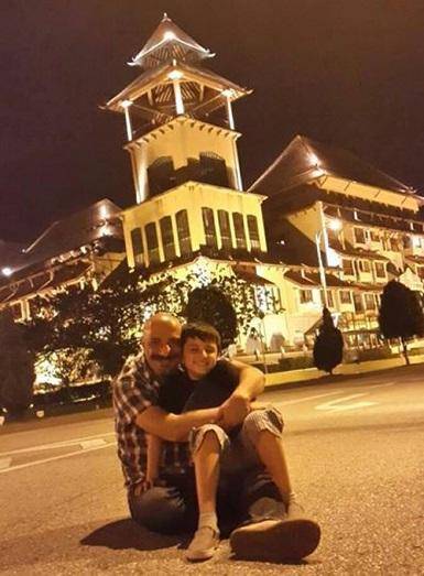 امیر جعفری و پسرش در مالزی/عکس