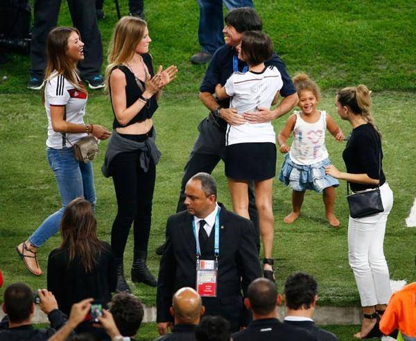 بازیکنان آلمان در کنار دوست‌دخترها و زنانشان پس از قهرمانی در جام جهانی (تصویر)