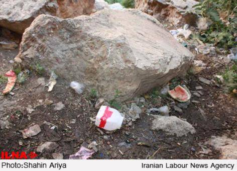 سنگ نبشته شاهپور ساسانی در میان زباله‌ها
