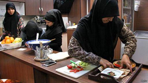 ابهامات قانونی در مورد ممنوعیت اشتغال زنان در کافی شاپ‌ها در ایران