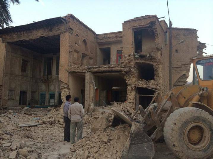 عکس/  یک فاجعه ی تاریخی در شیراز  تخریب خانه های تاریخی با لودر، برای توسعه حرم شاهجراغ