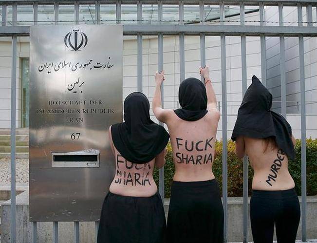 اعتراض گروه &quot;فمن&quot; به اعدام ریحانه جباری مقابل سفارت ایران در آلمان + عکس