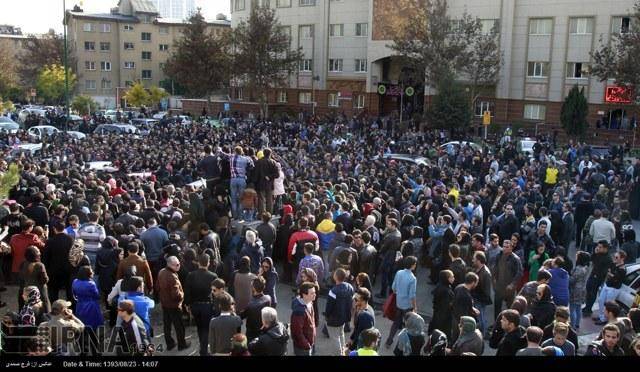 تصویری: تجمع مردم مقابل بیمارستان به مناسبت درگذشت مرتضی پاشایی