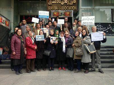 بیانیه تحصن کنندگان مقابل کانون وکلای تهران به مناسبت روز جهانی حقوق بشر    
