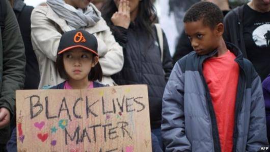 روز شنبه ۲۲ آذر ده‌ها هزار نفر در شهرهای مختلف آمریکا به خیابان‌ها آمدند تا به مرگ شهروندان سیاه‌پوست غیر مسلح بر اثر خشونت پلیس اعتراض کنند