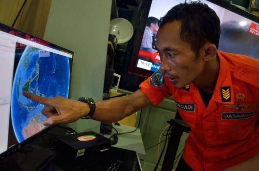 تماس یک پرواز شرکت ایرآسیا که از شهر سورابایا در اندونزی به سنگاپور می رفت با برج مراقبت قطع شده است. به گفته این شرکت هوایی پرواز ۱۶۲ سرنشین دارد که بیشتر آنان شهروند اندونزی هستند