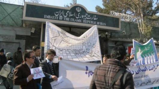 نمایندگان جامعه مدنی افغانستان در اعتراض به بدرفتاری مقامات ایران با مهاجران افغان، در مقابل سفارت ایران در کابل تظاهرات کردند