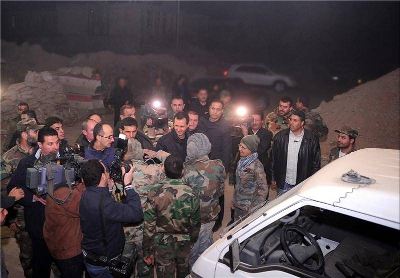 بشار اسد در میان نظامیان سوری/تصاویر