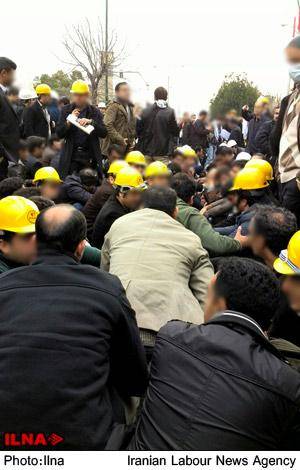 ۵۰۰ کارگر برق منطقه ای با لباس کار مقابل مجلس تجمع کردند + عکس