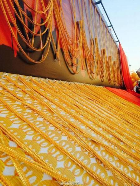 زنجير طلای 5 کيلومتری در دبی/عکس