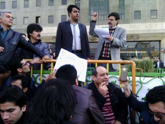 به دنبال تجمع اعتراضی گسترده ی معلمان در تهران و شهرهای دیگر در روز یکشنبه، معلمان اعتراضی در قطعنامه ای خواهان پایان دادن به وضعیت اسف بار آموزش و پرورش و همچنین آزادی معلمان زندانی شدند