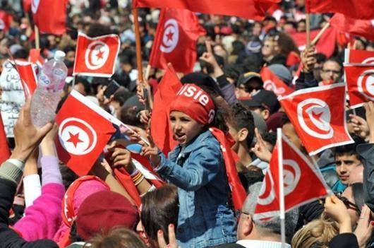 هزاران نفر از مردم تونس در مخالفت با تروریسم به خیابان‌ها آمدند. تظاهرکنندگان پرچم‌های تونس را حمل می کردند و شعار می دادند: "تونس آزاد است، تروریسم باید برود"، "ما نمی‌ترسیم" و "ما همه باردو هستیم"