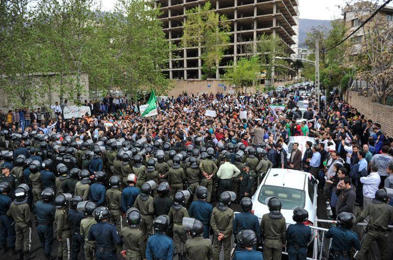 تجمع اعتراضی مقابل سفارت عربستان در تهران + عکس