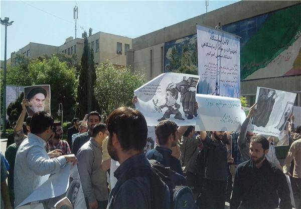 عکس/ تجمع بسیجی ها در اعتراض به حضور رفسنجانی در دانشگاه امیرکبیر