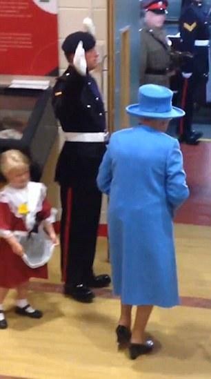 استقبال از ملکه انگلیس با سیلی/تصاویر