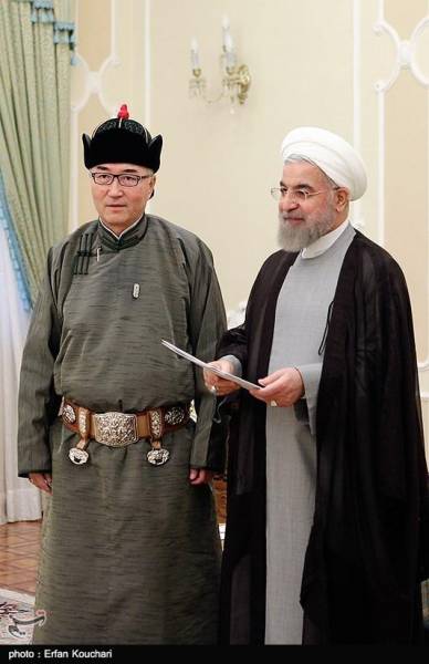 عکس:لباس مغولی سفیر در دیدار روحانی