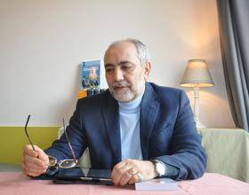 مشاور میرحسین: طرفداران رهبری متعجب‌اند که او چطور با آمریکا به توافق رسید ولی با محصوران نه