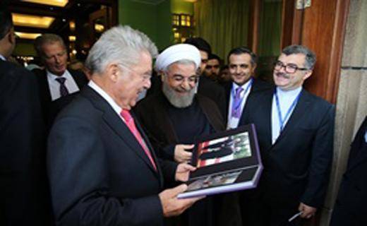 هدیه روحانی به رئیس‎جمهور اتریش+عکس