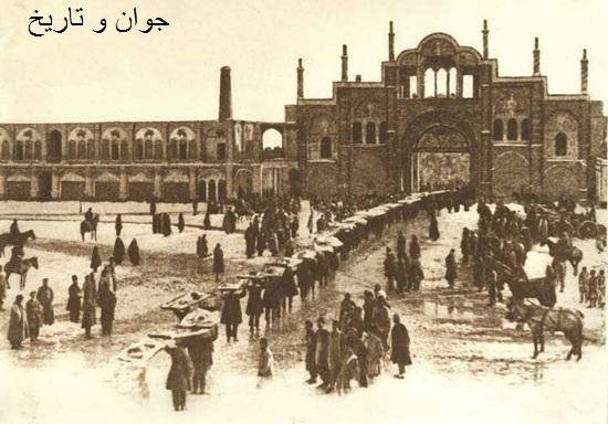 عکس: عیدی درباریان به شاه قاجار