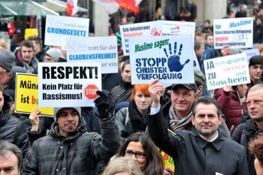 در پاسخ به این خشونت و نفرت، و در اعتراض به تظاهراتی که گروه های فاشیست می خواهند روز یکشنبه ۲۵ اکتبر در کلن آلمان برگزار کنند، گروه های ضدفاشیست در آلمان دعوت به گردهمایی کرده اند