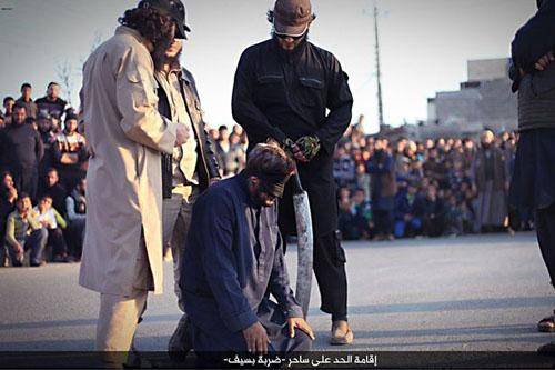 داعش یک جادوگر را با شمشیر زنگ زده اعدام کرد+ تصاویر