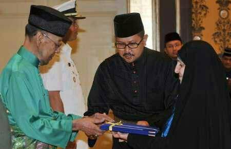 عکس: تقديم استوارنامه مرضیه افخم به پادشاه مالزی