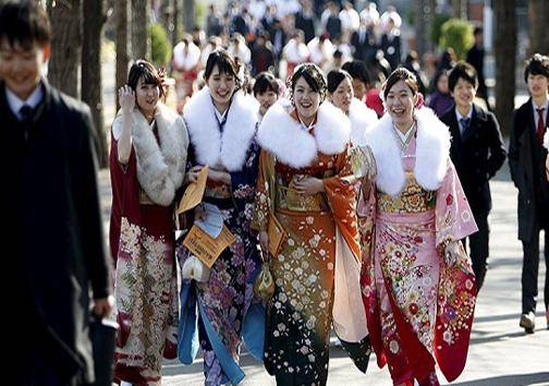 عکس: قدم زدن زنان ژاپنی با این لباس جالب