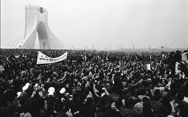 عکس/ میدان آزادی 1357؛ جمعیت تهران 4 میلیون  میدان آزادی امروز 22 بهمن 1394؛ جمعیت تهران 12 میلیون 