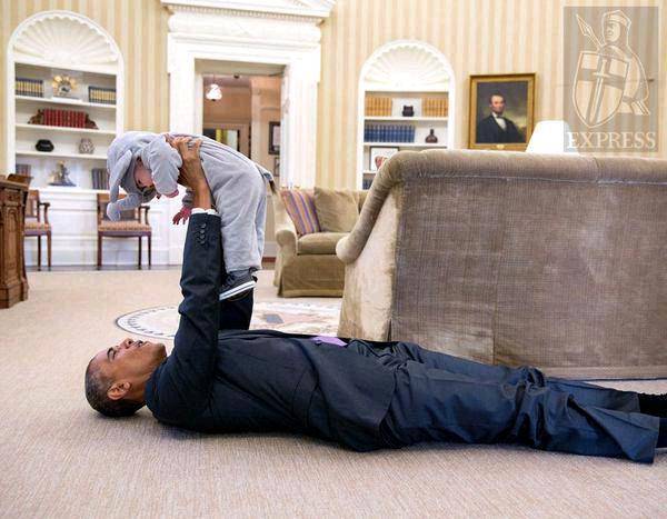 عکس: بازی اوباما با فرزند همکارش