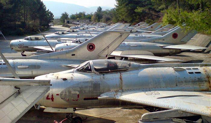 حراج هواپیماهای نظامی شوروی در یک کشور اروپایی/ شما هم می توانید جنگنده شخصی داشته باشید! +تصاویر
