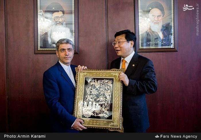 عکس: هدیه وزیر اقتصاد به وزیر تجارت کره جنوبی