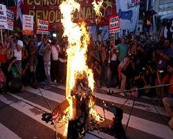 آرژانتینی‌ها پرچم آمریکا را آتش زدند + عکس