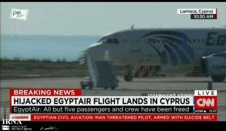 آخرین گزارش ها از هواپیمای ربوده شده مصر/ رباینده خواستار پناهندگی سیاسی شد
