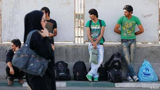 براساس گزارش مرکز آمار ایران، بی‌کاری جوانان ۱۵ تا ۲۴ساله معادل ۲۶,۱ درصد است که برای مردان این گروه ۲۲.۳ و زنان ۴۲.۸ درصد اعلام شده است