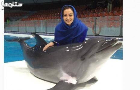 عکس یادگاری بازیگر زن ایرانی با دلفین! +عکس