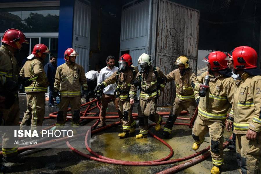 تصاویر: آتش سوزی در انبار مواد آرایشی و بهداشتی