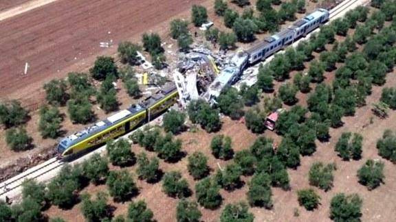 برخورد دو قطار در ایتالیا با دست کم ۲۰ کشته