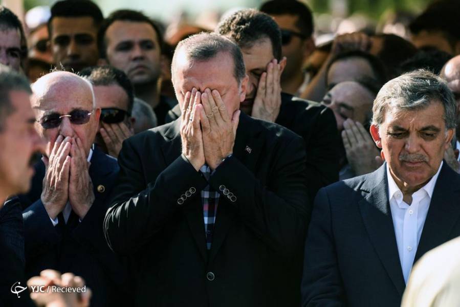 عکس: اردوغان در مراسم تشییع کشته‌شدگان کودتا