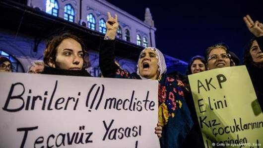 هزاران نفر در چند شهر ترکیه در اعتراض به طرح پیشنهادی حزب حاکم به خیابان‌ها رفتند. به موجب این طرح چنانچه مردانی که به دختربچه‌ها تجاوز کرده اند، با قربانیان خود ازدواج کنند، از مجازات معاف خواهند شد
