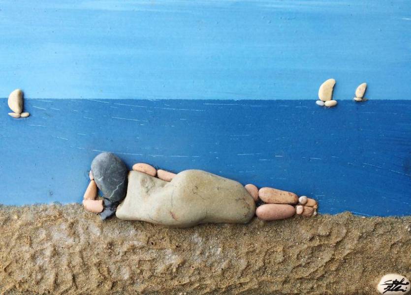 عکس/ خلق آثار هنری با سنگ ریزه های کنار دریا