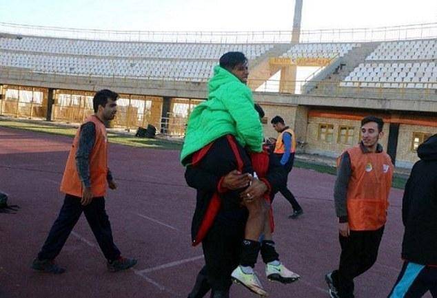 روش جالب حمل مصدوم در فوتبال ایران (تصویر)