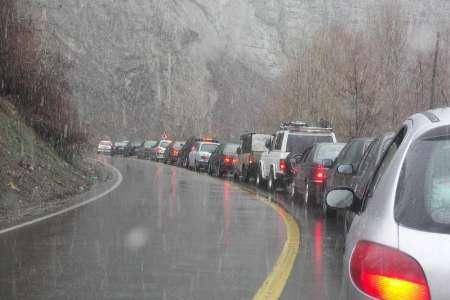 بارش برف  تردد خودروها را درجاده کرج- چالوس کند کرده است